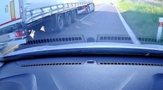 Nerovný a hodně hloupý souboj. Podle policie jel nebezpečně kamion, ale řidiči to vidí jinak