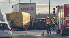 VIDEO: Děsivá nehoda na D35. Kamionu se rozhoupal přívěs a převrátil se