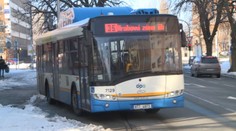 Řidič nenechal vyjet autobus, pak ho vybrzdil a blokoval. VIDEO