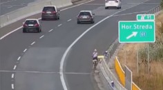 VIDEO: Blondýna na kole uháněla po slovenské dálnici. Ujela čtyři kilometry