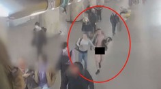Nahý muž se procházel po pražském metru. Nemám se za co stydět, hájil se