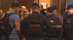 Policie řeší přestupky proti opatřením domluvou. Rakušan chce přitvrdit. ANKETA