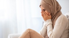 Těhotnou novinářku z Nového Zélandu nepustili domů. Útočiště jí nabídl Tálibán