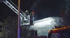 Armaturka v plamenech. Hasiči vyhlásili druhý stupeň poplachu