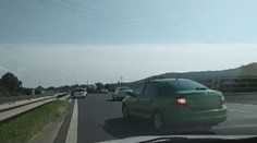 Víkendoví hazardéři! Auta na dálnici hromadně couvala záchranářskou uličkou