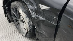 Autopilot Tesly nezvládl běžné zúžení a havaroval. Řidič je OK