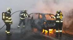 VIDEO: Na Tachovsku za jízdy vzplálo auto