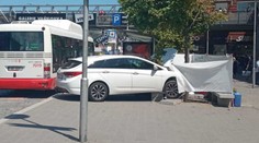 Auto v centru Brna najelo na zastávku, jedna žena je po smrti!