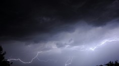 VÝSTRAHA: Část Česka zasáhnou silné bouřky, vítr může lámat větve stromů