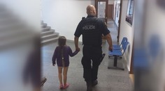 Šestiletá holčička bloudila ulicemi města. Vydala se za maminkou do práce