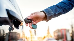 Klíčem jsem odemkl cizí auto, volal muž strážníky. Pak se děly věci!