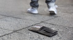 Na přechodu pro chodce ležel balík peněz. Městská policie hledá majitele