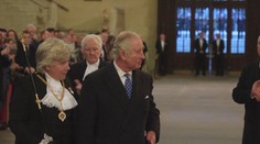 Karla III. čekají náročné Vánoce. Připomněl si smrt maminky