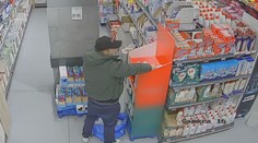 Zloděj zubních past znovu udeřil. Policie hledá důležitého svědka