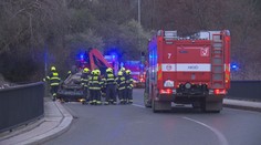Řidič v pražských Hlubočepech převrátil auto na střechu. Nadýchal 1,5 promile