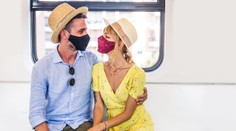 Jak flirtovat s nasazenou rouškou. Expertka řekla osm zaručených tipů