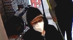 Žena s pistolí v ruce měla vyloupit obchod. Pokladní popsala její zvláštní chůzi
