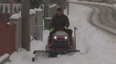 Starosta vyřešil kalamitu po svém. Odklízet sníh vyjel na sekačce!