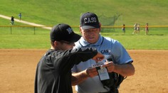 Softballové utkání narušili papoušci, jeden přistál sudímu na rameni