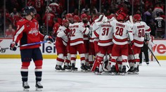 Noc plná obratů. V prvních duelech série slaví Carolina a Edmonton