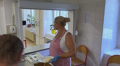 Školní kuchařky si stěžují na málo peněz. Přes den se přitom nezastaví