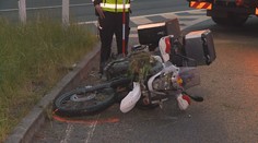 Motorkář (20) vyletěl ze silnice a narazil do značky. Na místě zemřel