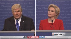 VIDEO: Parodie na Trumpa i Clintonovou. Dvojníci se jim líbili