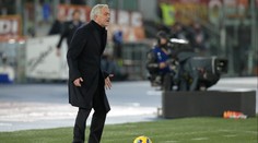 Rozzuřený Mourinho byl opět vyloučen. Po zápase zakázal hráčům mluvit s médii
