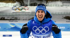Stíhačku ovládl bezchybný Fillon Maillet. Češi doplatili na větrnou loterii