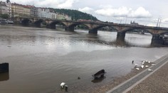 V Praze voda zalila část náplavky, hasiči tahali z potoka kanoistu