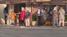 Neodradil je covid ani nařízení! Lidé v Budějovicích u stánků popíjejí punč