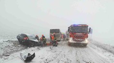 Řidiči bojují se sněhem. Policisté hlásí desítky nehod, boural i autobus