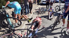 VIDEO: Cyklistického mechanika srazilo a přejelo při závodě auto!