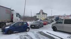 Pendleři ucpali hranice, čekají na testy v kilometrových kolonách!