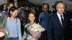 My jsme Rusové? Děti při výměně vězňů zjistily drsnou pravdu až v letadle do Moskvy