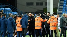 Fotbalista protihráče kousl do penisu. Zranění muselo spravit deset stehů
