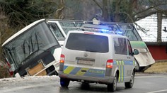 Pozor na vítr! Na severu Čech sfoukl do příkopu autobus s dětmi