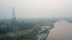 Indické hlavní město zahalil smog. Kvalita ovzduší je na kritické úrovni