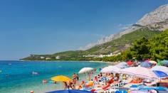 Na pláži na Makarské riviéře se situace vymkla kontrole. Turisté rozzuřeně odcházejí