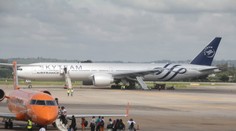 Boeing plný lidí musel nouzově přistát. Kvůli podezřelému balíčku