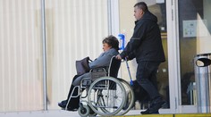 Jiřina Bohdalová má mít zlomenou páteř. V nemocnici zůstala déle