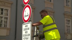 Praha má první značku, která zakazuje vjezd elektrokoloběžek. Další mají přibývat