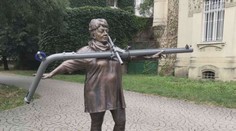 Špinarová s bazukou: Socha v Ostravě je stále terčem posměchu