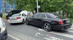 Luxusní rolls-royce se srazil v Praze s BMW. Po řidiči bavoráku pátrá policie