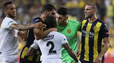 Zbláznil se? Fanoušek v Turecku vběhl na hřiště a kung-fu kopem zaútočil na hráče