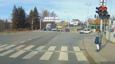 Chodci blokovali sanitku. Záchranáři museli čekat, než přejdou přechod