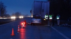 Smrtelná nehoda uzavřela D7 u Prahy. Z auta zbyl jen vrak