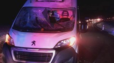 Padající led z kamionu zničil dodávku! Řidič (50) má poraněný obličej