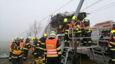Trolejbus v Brně narazil čelně do sloupu, zranili se čtyři lidé
