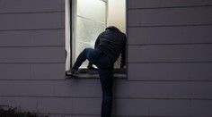 Zavírejte na noc okna! V Jablonci řádí zloděj, policie po něm pátrá